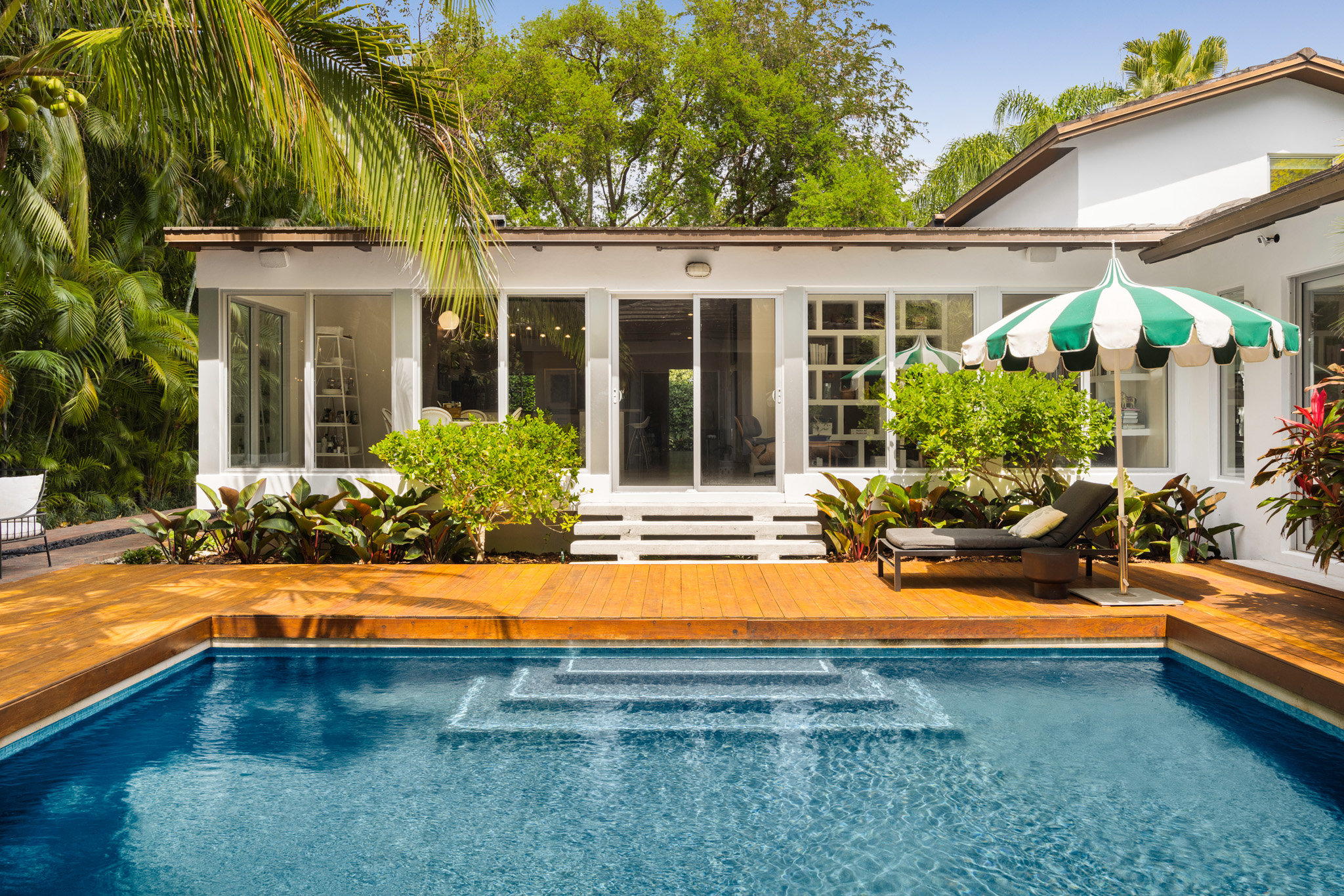 Why Is My Waterfront Home Not Selling? Key Tips for Coconut Grove Homeowners