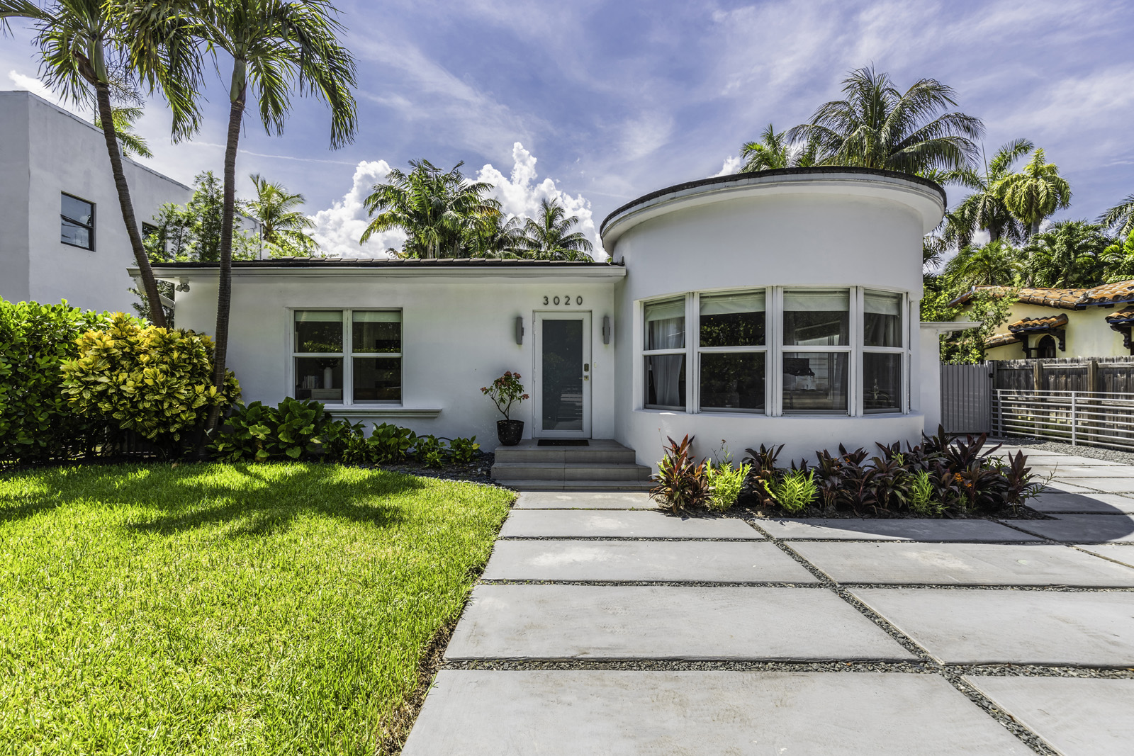 Coastal Pulse: Why Miami Beach Defines the Art of Living in Miami