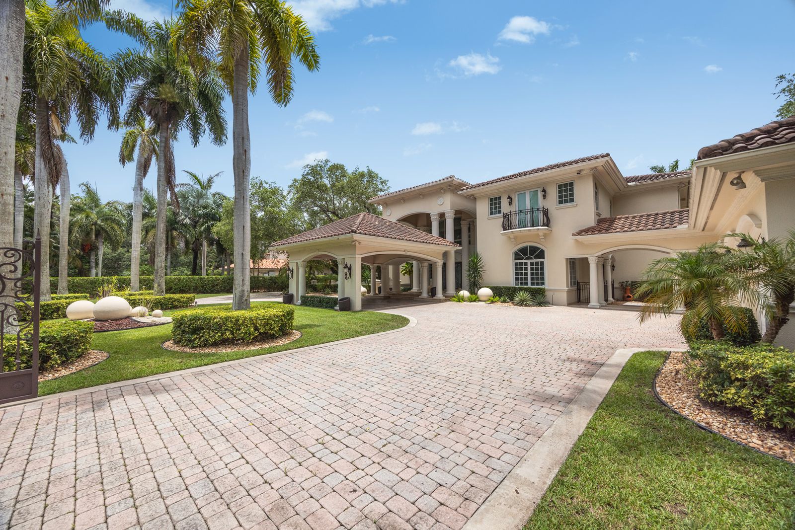 What Makes Pinecrest the Perfect Neighborhood for Families?
