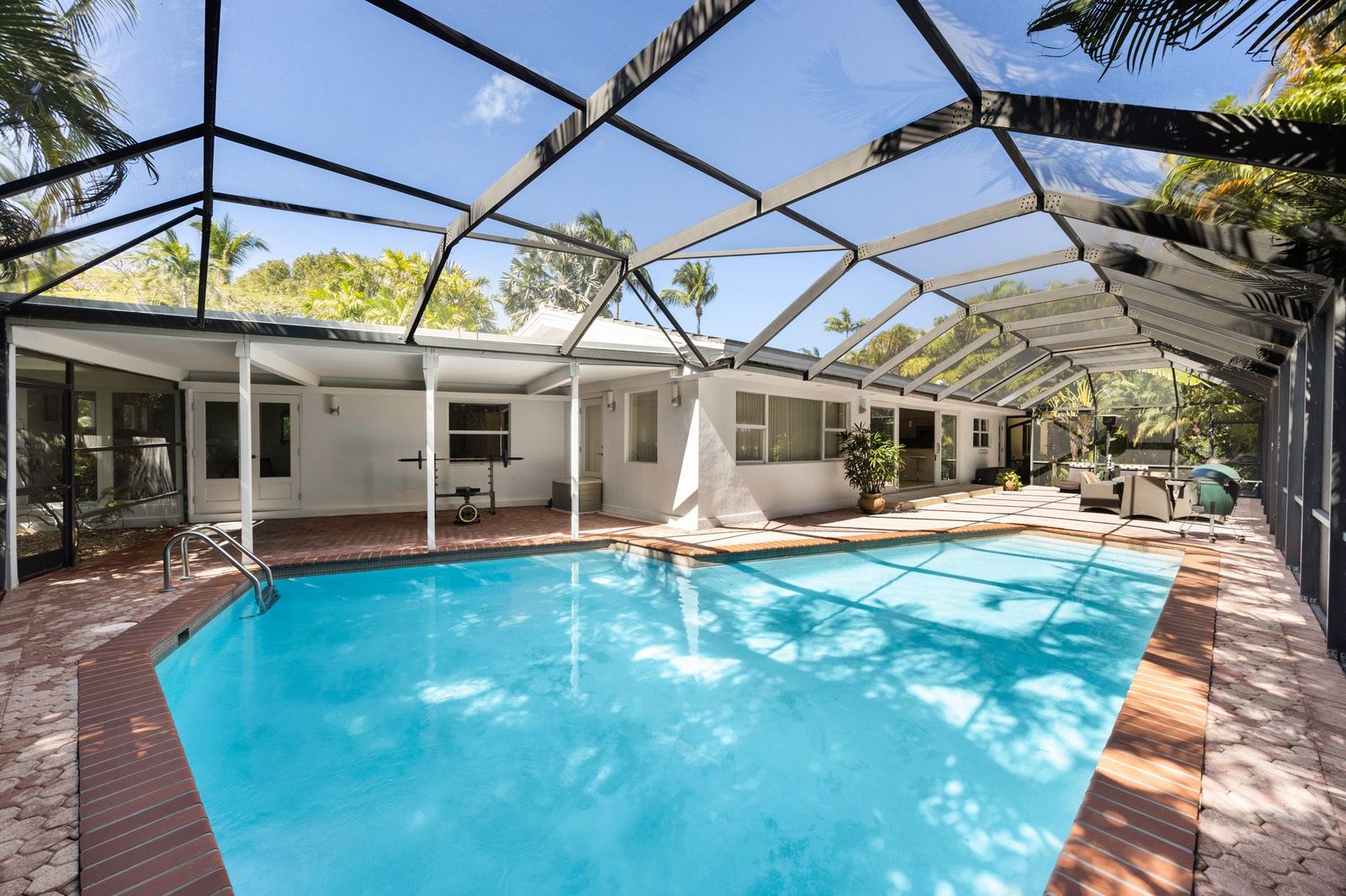 What Makes a Local Neighborhood Stand Out in Key Biscayne? A Seller’s Guide by the Riley Smith Group