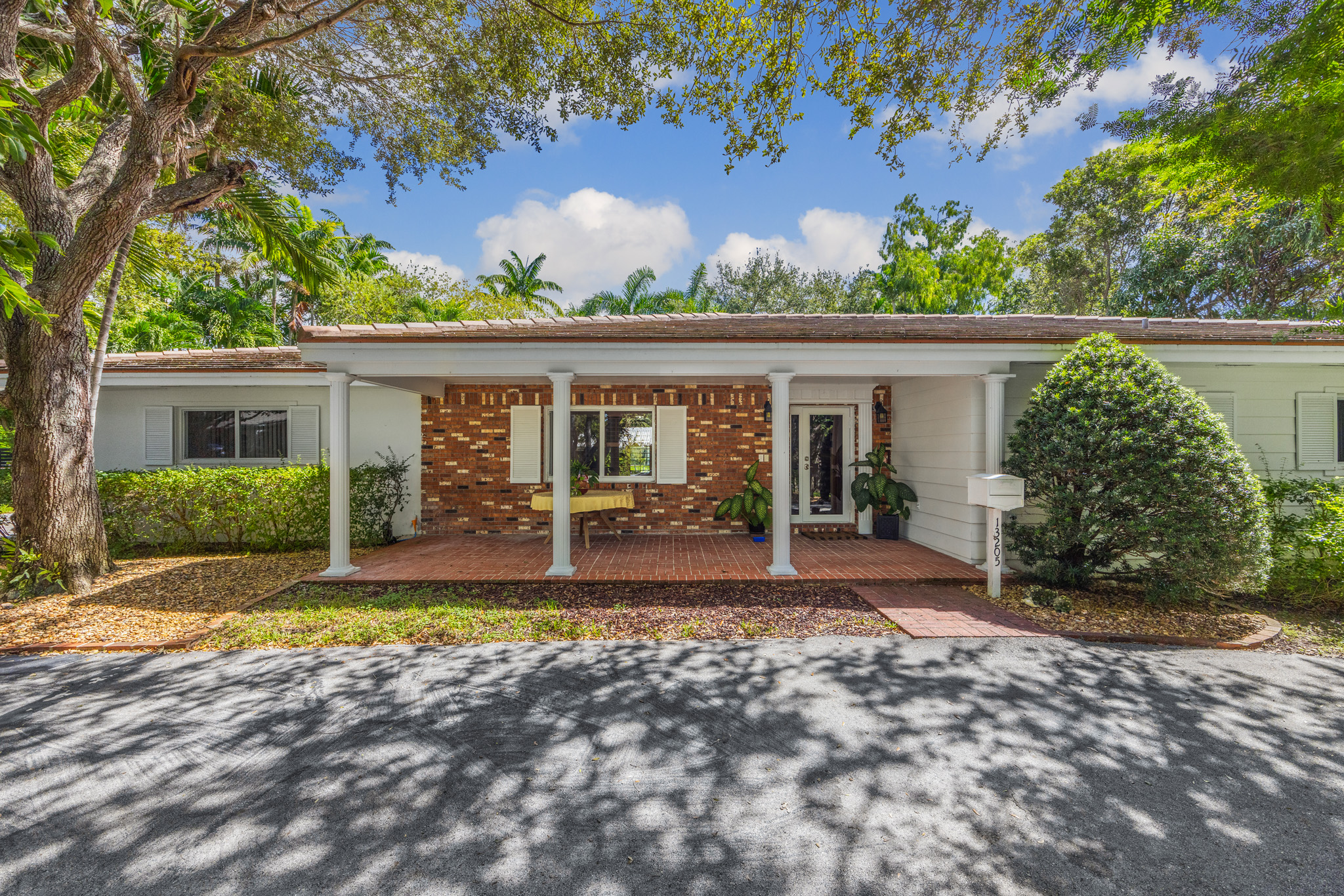 How Do You Time the Sale of a Home in Pinecrest for Maximum Success?